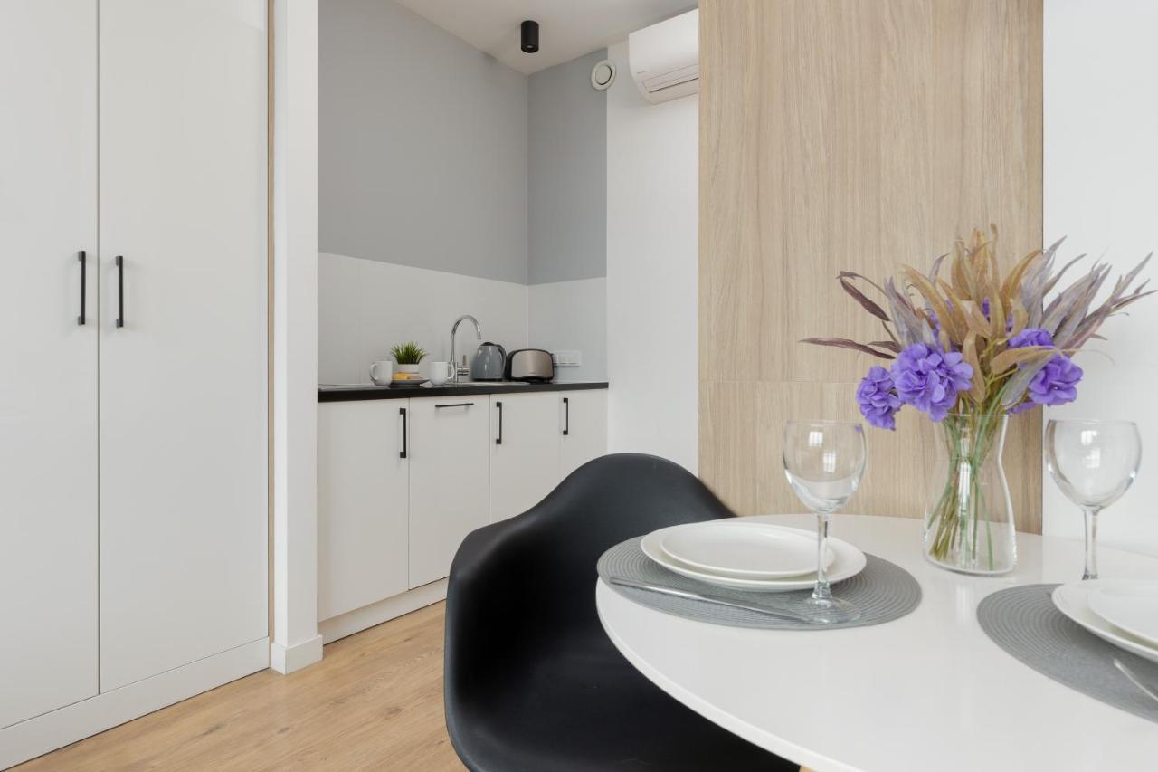 Wola Pet-Friendly Apartments With Ac Slawinska By Noclegi Renters Varsovie Extérieur photo