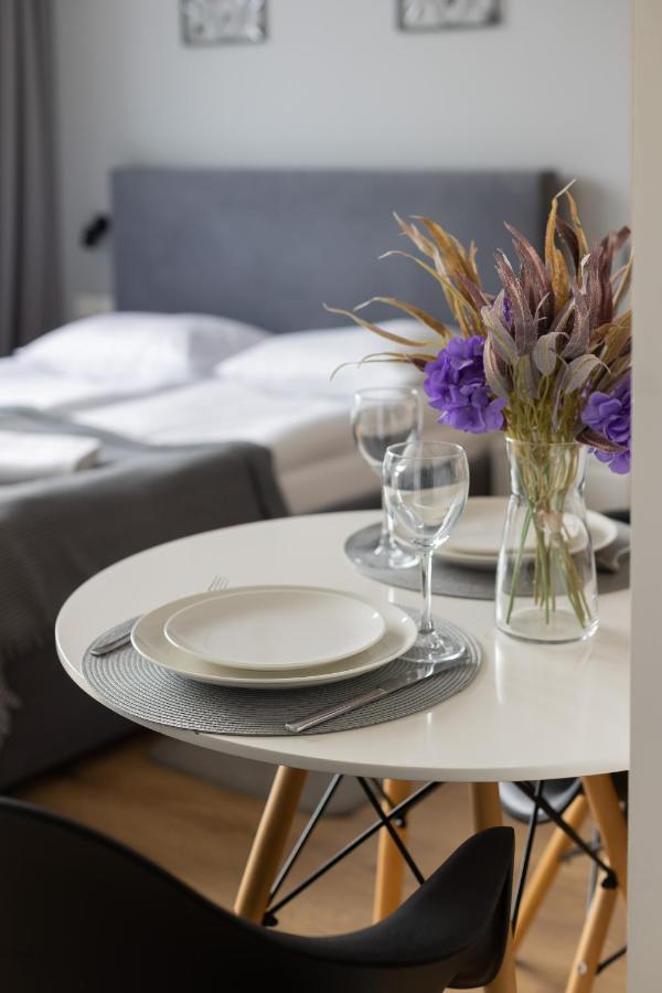 Wola Pet-Friendly Apartments With Ac Slawinska By Noclegi Renters Varsovie Extérieur photo