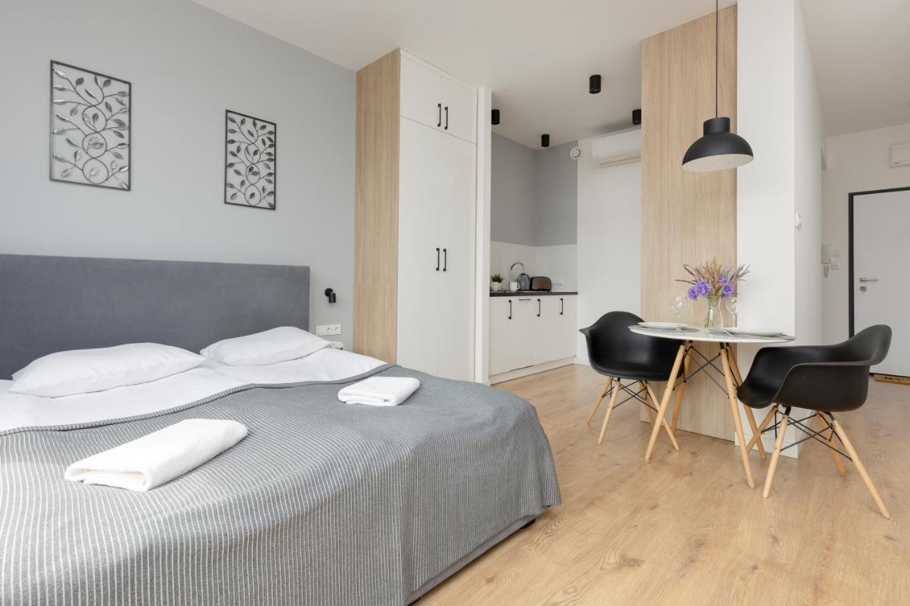 Wola Pet-Friendly Apartments With Ac Slawinska By Noclegi Renters Varsovie Extérieur photo