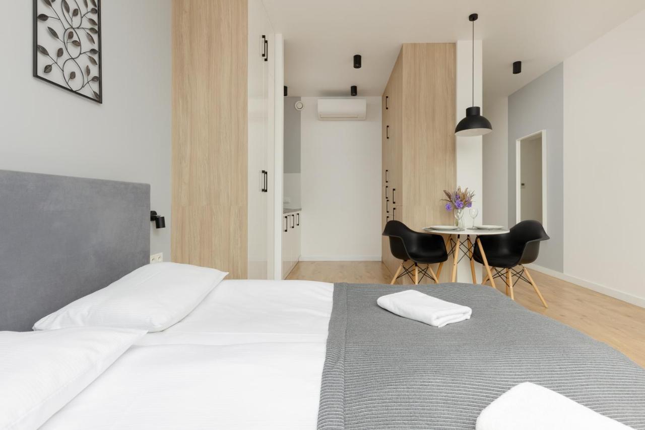 Wola Pet-Friendly Apartments With Ac Slawinska By Noclegi Renters Varsovie Extérieur photo